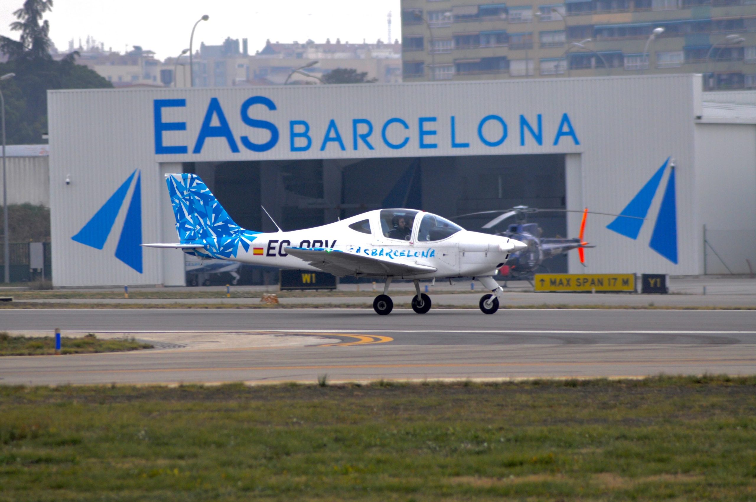 EAS Barcelona - Pilot Training AFM.aero